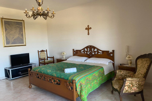 Ampia camera matrimoniale con balcone - lecce