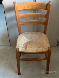 Sedie in legno e paglia