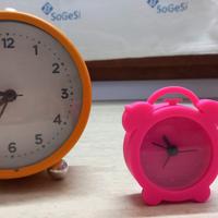 2 sveglie: 1 gialla+ 1 rosa