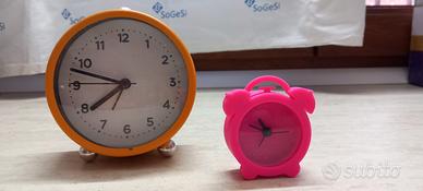 2 sveglie: 1 gialla+ 1 rosa