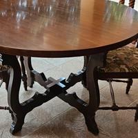 Tavolo rotondo e quattro sedie