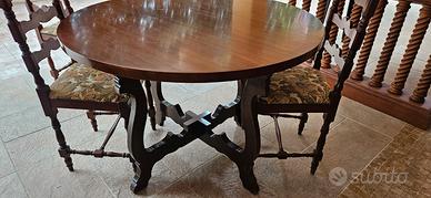 Tavolo rotondo e quattro sedie