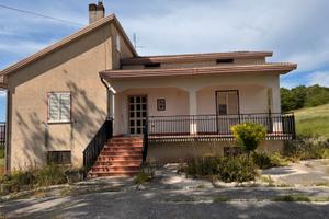 Casa indipendente con 2-3 ettari di terreno