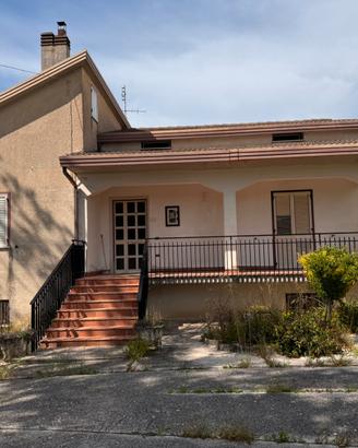 Casa indipendente con 2-3 ettari di terreno