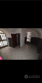 Locale anche ad uso commerciale