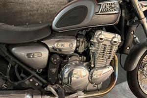 Triumph Thunderbird 900