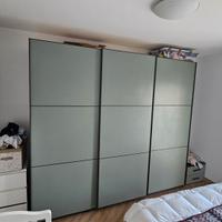 Armadio scorrevole + 2 comodini + comò