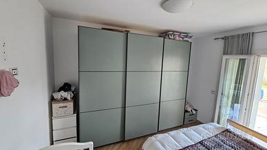 Armadio scorrevole + 2 comodini + comò