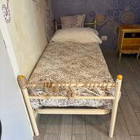 Letto singolo in ferro battuto e materasso