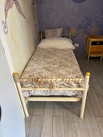 Letto singolo in ferro battuto e materasso