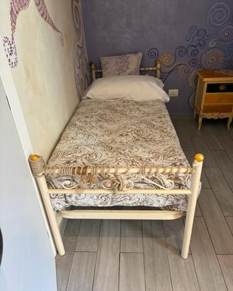 Letto singolo in ferro battuto e materasso