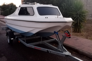 Barca con carrello e motore