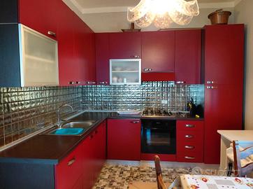 Cucina ad angolo rossa_ Pari al nuovo