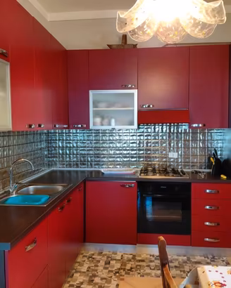 Cucina ad angolo rossa_ Pari al nuovo