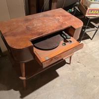 Mobiletto con giradischi vintage