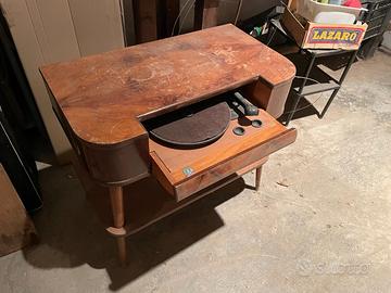 Mobiletto con giradischi vintage