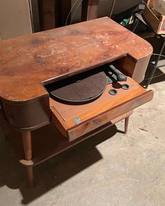 Mobiletto con giradischi vintage