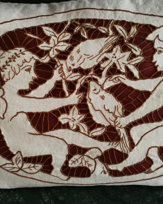 cuscino ricamato a mano