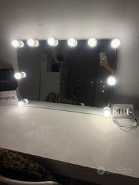 Specchio con luci postazione trucco