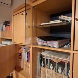 Libreria IKEA in legno con ante e vetrine