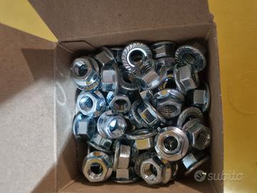 Dadi flangiati M10 Berner