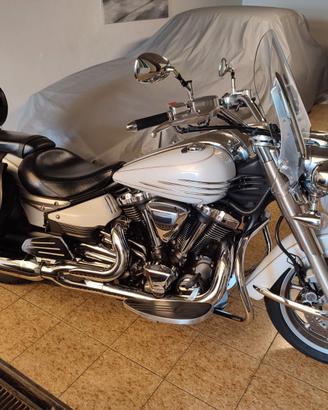 YAMAHA XVS 1900 Midnight Star