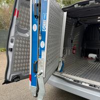 Pedana richiudibile idraulica per furgone