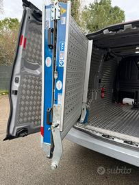 Pedana richiudibile idraulica per furgone