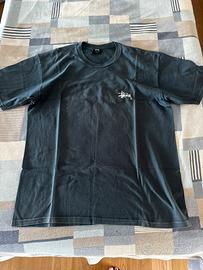 T-shirt Stüssy nera con logo posteriore