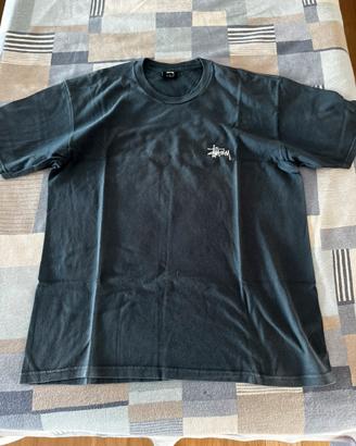 T-shirt Stüssy nera con logo posteriore