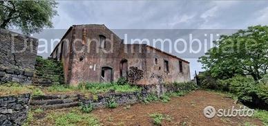 Antico casale con terreno a Piedimonte Etneo