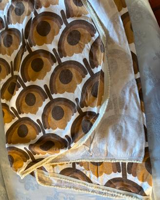 Coperta usata per letto singolo.