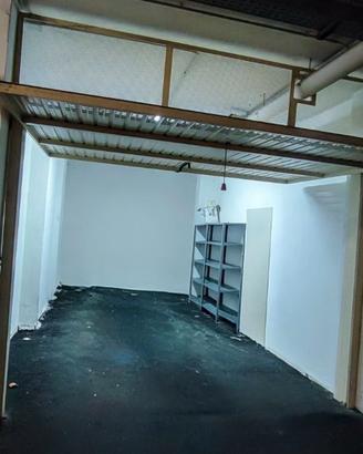 AMPIO BOX/GARAGE/DEPOSITO- Parco Mandela a NAPOLI