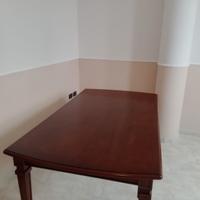 Tavolo da sala in noce scuro