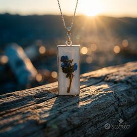 collana con ciondolo fiore essicato 