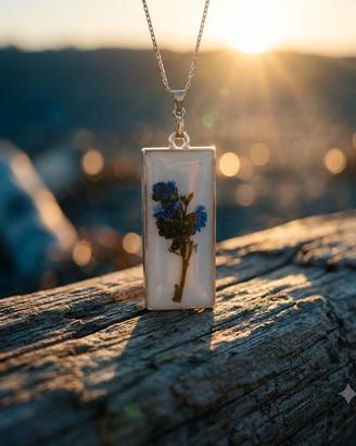 collana con ciondolo fiore essicato 