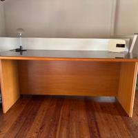 Scrivania in legno color noce chiaro