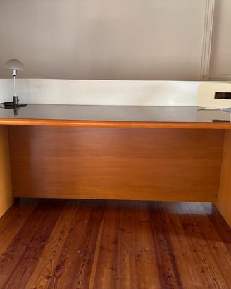 Scrivania in legno color noce chiaro