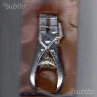 Pinza per occhielli