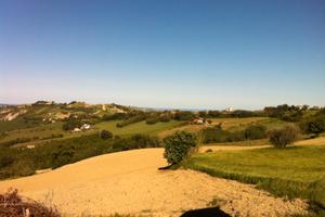 Rudere collabente con terreno agricolo