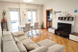 Trilocale con garage via Parma, Bolzano