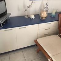 cucina completa con tavolo e sedie