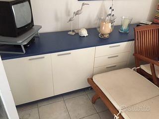 cucina completa con tavolo e sedie