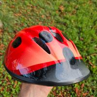 Caschetto bici coccinella con un difetto sul retro