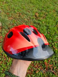 Caschetto bici coccinella con un difetto sul retro