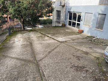 Ampio locale magazzino