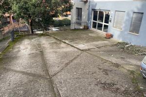 Ampio locale magazzino