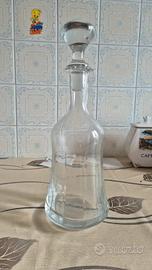 Bottiglia antica di vetro pregiato inciso