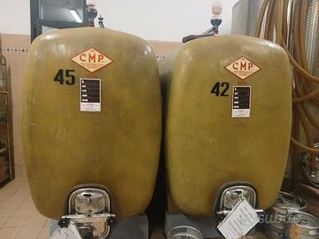 3 botti da 25 hl e 1 botte da30 hl in vetroresina 