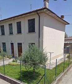 Casa con giardino privato